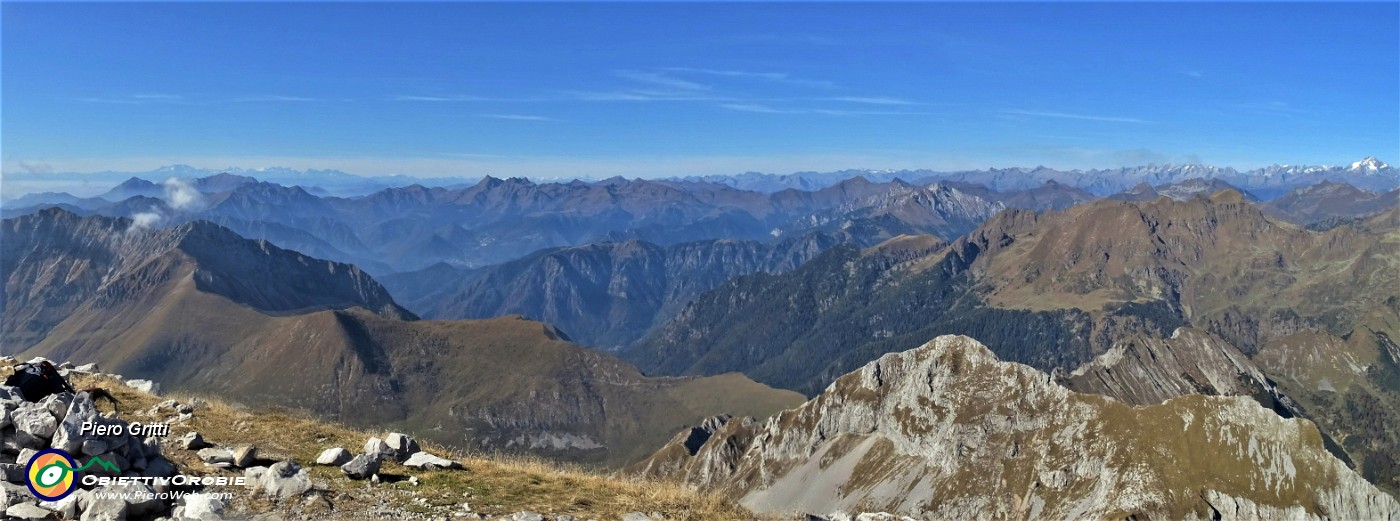 52 Ampia vista panoramica a nord-ovest verso Corna Piana, Menna, Grigne, Rosa e Cervino.jpg